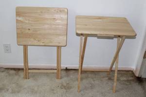 lot 141 image: TOTAL OF 2 NATURAL WOOD FOLDAWAY TV SNACK TRAYS