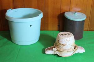 lot 142 image: VINTAGE LADY VANITY ICE CREAM FREEZER