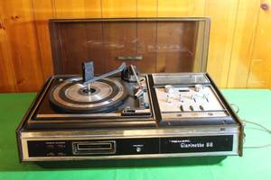 lot 145 image: VINTAGE REALISTIC CLARINETT 88  RECORD PLAYER AMFM  8 TRACK STEREO MUSIC SYSTEM