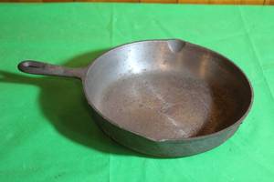 lot 146 image: VINTAGE CAST IRON 10 SKILLET