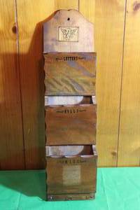 lot 151 image: VINTAGE WOOD EAGLE SORING MAILKEY HOOK ORGANIZER, 22H