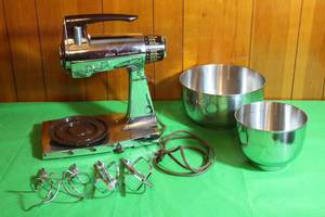 lot 153 image: SUNBEAM MIXMASTER WITH 2-STAINLESS STEEL MIXER BOWLS & 4-MIXER BEATERS