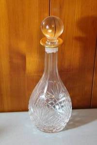 lot 164 image: VINTAGE CRYSTAL GLASS DECANTER WITH GOLD  RIM WITH STOPPER