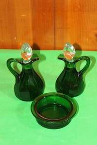 lot 168 image: TOTAL OF 3PC RARE FOREST EMERALD GREEN ESTELLE CRUETS WITH CLEAR GLASS STOPPERS & LAZY SUSAN UNDER BOWL