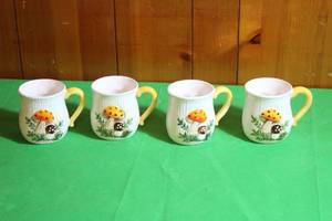 lot 170 image: TOTAL OF 4 VINTAGE MERRY MUSHROOM MUSHROOM COFFEETEA  CUPS
