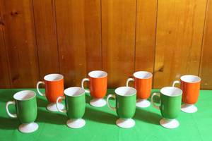 lot 173 image: TOTAL OF 8 VINTAGE ORANGE GREEN FOOTED COFFEE MUGS (5H )