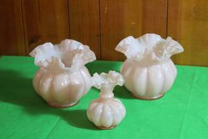 lot 174 image: VINTAGE PINK RUFFLED EDGE VASES