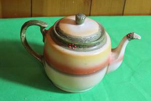 lot 176 image: VINTAGE HAND PAINTED LUSTERWARE TEA POT MADE IN JAPAN