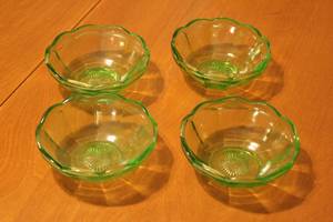 lot 178 image: TOTAL OF 4 VINTAGE FOSTERIA URANIUM GREEN GLASS BOWLS ,5