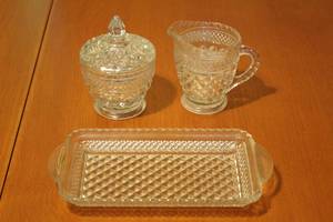 lot 183 image: TOTAL OF 3PC VINTAGE WEXFORD BY ANCHOR HOCKING CREAMERSUGAR BOWL ,TRAY