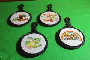 lot 185 image: TOTAL OF 4 VINTAGE CAST IRON CERAMIC  ORIENT ROUND TRIVETS