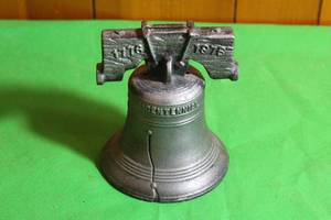 lot 188 image: VINTAGE BICENTENNIAL LIBERTY BELL CAST IRON PIGGY BANK ,5 H