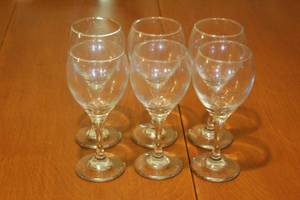 lot 192 image: 6 CLEAR GLASS WINE GLASSES