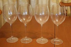 lot 193 image: 4 TALL CLEAR GLASS WINE GLASSES