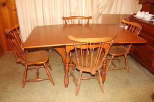 lot 196 image: VINTAGE DROP LEAF DINING TABLE WITH 4 VINTAGE SPINDLE DINING CHAIRS