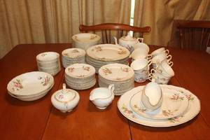 lot 200 image: VINTAGE 97PC THE HALLMARK CANONSBURGH CHINA WITH 24K GOLD TRIM