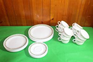 lot 201 image: VINTAGE 37PC CORELLE LIVINGWARE BY CORNING