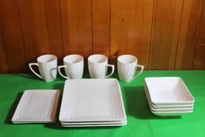 lot 202 image: 13 PC RED VANILLA VANILLA MARBLE RV750-501 DINNERWARE