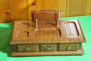 lot 208 image: VINTAGE KIMCO JEWELRY BOX