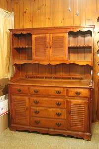 lot 209 image: VINTAGE 2PC HUTCHBUFFET CABINET MAPLE FURNITURE