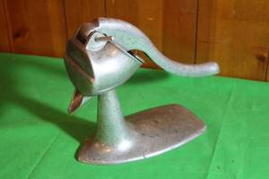 lot 216 image: VINTAGE STANDARD MANUAL ST-7 CITRUS PRESS