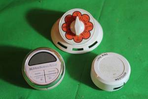 lot 218 image: 3 VINTAGE KITCHEN TIMERS WESTCLOX, KITCHEN AID AND MARKTIME