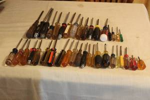 lot 230 image: LOT OF 39 PHILLIP HEAD SCREW DRIVERS