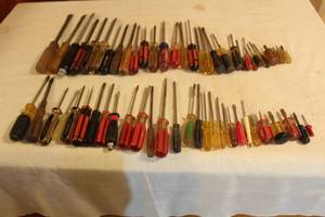 lot 231 image: LOT OF 59 FLATHEAD SCREW DRIVERS