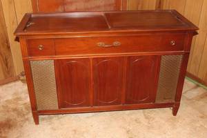 lot 243 image: VINTAGE MAGNAVOX MICROMATIC STEREO CABINET