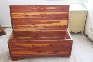 lot 246 image: VINTAGE CEDAR WOOD CHEST