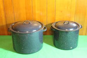 lot 249 image: 2 VINTAGE SPECKLED POTS WITH LIDS