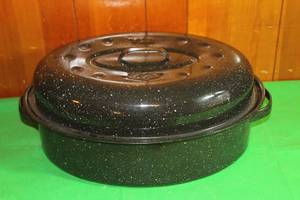 lot 250 image: VINTAGE SPECKLED ROASTER PAN WITH LID