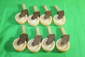 lot 267 image: LOT OF 8 VINTAGE BEDFURNITURE CASTERS