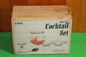lot 270 image: VINTAGE ANCHOR HOCKING 8 PIECE COCKTAIL SET 3200103