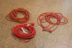 lot 275 image: 3 MEDHEAVY DUTY EXTENTION CORDS