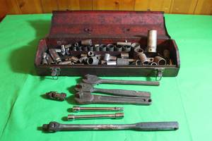 lot 280 image: VINTAGE TOOL BOX WITH RATCHETS AND SOCKETS