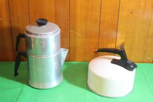 lot 286 image: VINTAGE MIRRO ALUMINUM 6 CUP COFFEE PERCULATOR AND 2.5 QT WHISTLING KETTLE