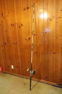 lot 319 image: SHAKESPEARE ALPHA SEAWONDER BIG WATER ROD BWB794  SALT WATER RODREEL