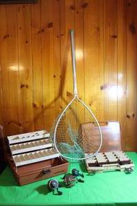 lot 321 image: FISHING LOT TACKLE BOX, NET AND REELS
