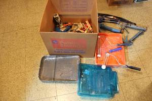 lot 322 image: PAINT SUPPLIES LOT SEE PICS