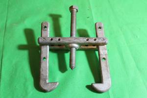 lot 331 image: 2 ARM GEAR PULLER
