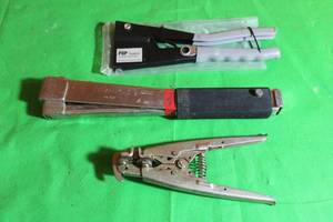 lot 335 image: HEAVY DUTY STAPLER, RIVETOOL K110 AND WHIZMASTER WIRE STRIPPER