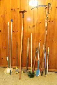 lot 337 image: LOT OF 12 MISC YARD AND CLEANING TOOLS