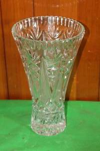 lot 351 image: 11 CRYSTAL VASE