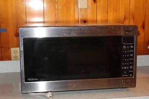 lot 357 image: PANASONIC MICROWAVE 1200 WATTS