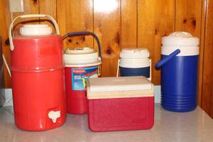 lot 358 image: LOT OF WATER JUGS AND COOLER RUBBERMAID, IGLOO AND COLEMAN