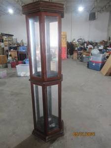 lot 9 image: PULASKI FURNITURE 20203 CORNER CURIO CABINET&nbsp&nbsp NEED GLASS SHELVES REPLACED&nbsp ,CRACK MIRROR&nbsp