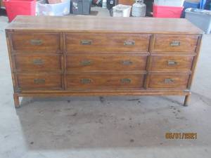 lot 11 image: HENREDON FINE FURNITURE SOLID WOOD 9 DRAWER DRESSER WITH TAPERED LEGS &amp BRASS HARDWARE&nbsp
