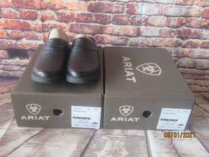lot 48 image: ARIAT WOMENS BRIDGEPORT MULE SIZE 6 2 PAIR