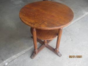 lot 55 image: VINTAGE STEVENS &amp SONS 2 TIER ROUND SIDE TABLE WITH CLAW FEET
